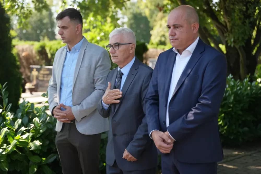 Uz čitanje imena čija se nalaze na Spomeniku odana počast za sve poginule i pale branitelje