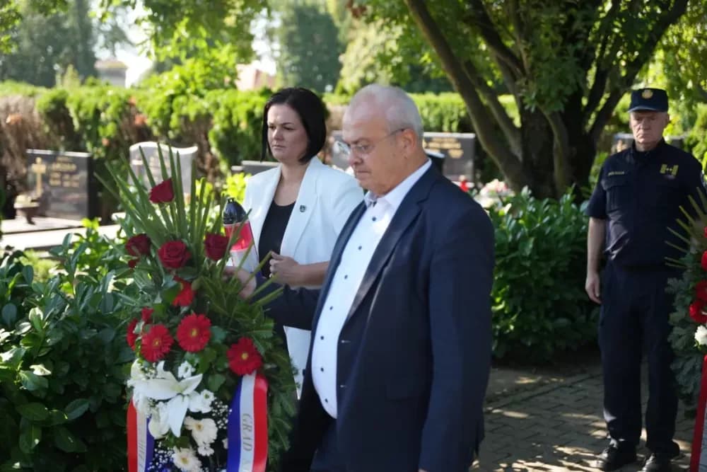 Uz čitanje imena čija se nalaze na Spomeniku odana počast za sve poginule i pale branitelje
