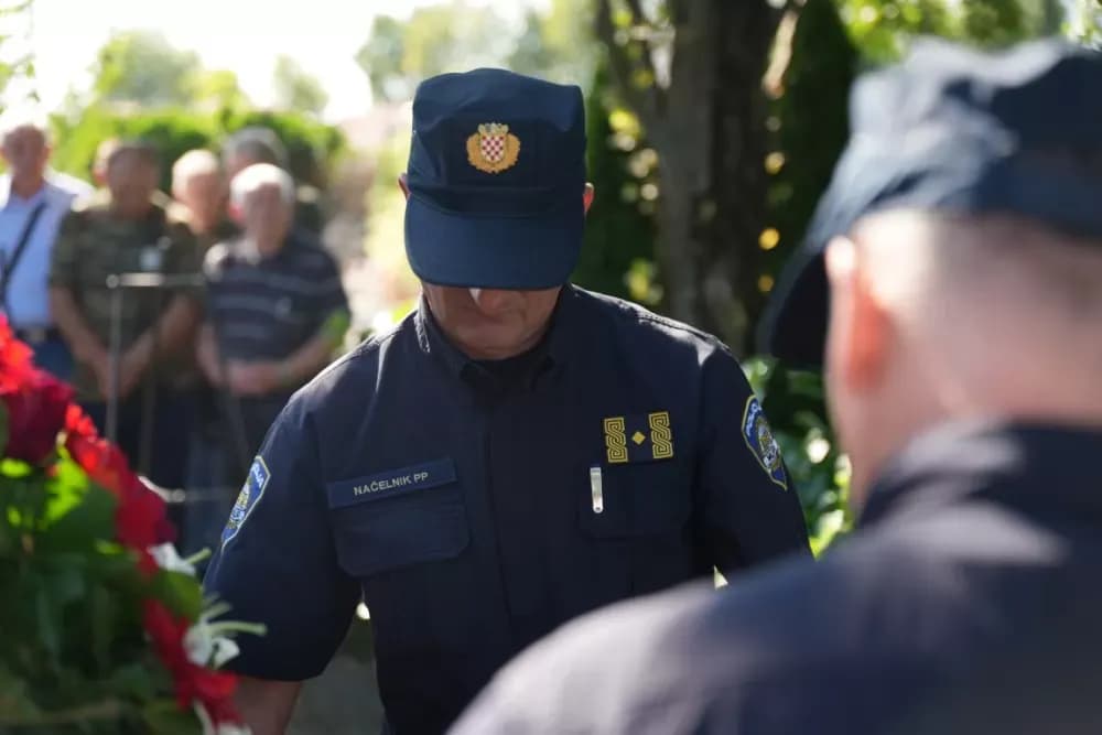 Uz čitanje imena čija se nalaze na Spomeniku odana počast za sve poginule i pale branitelje