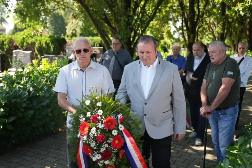 Uz čitanje imena čija se nalaze na Spomeniku odana počast za sve poginule i pale branitelje