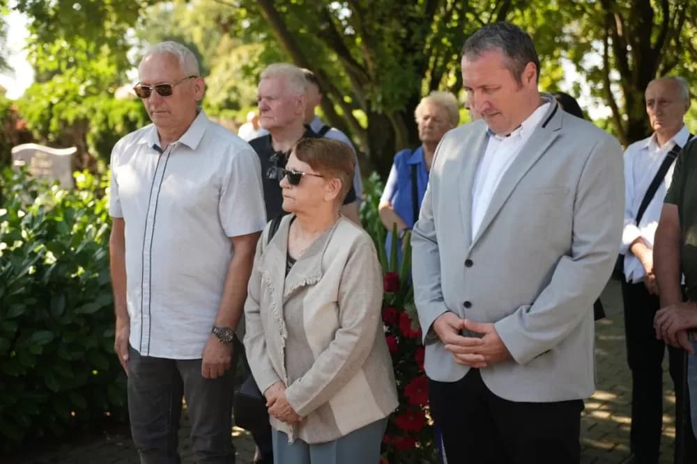 Uz čitanje imena čija se nalaze na Spomeniku odana počast za sve poginule i pale branitelje