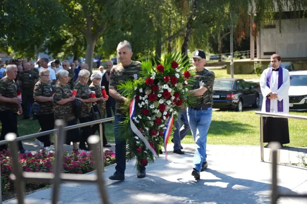 Uz čitanje imena čija se nalaze na Spomeniku odana počast za sve poginule i pale branitelje