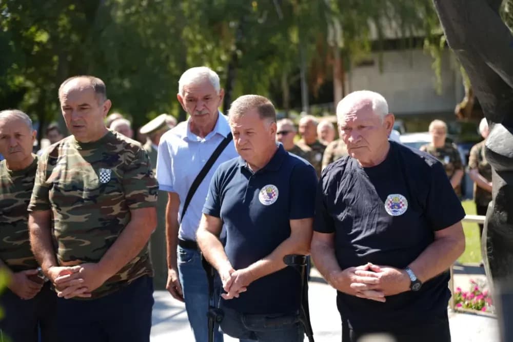 Uz čitanje imena čija se nalaze na Spomeniku odana počast za sve poginule i pale branitelje