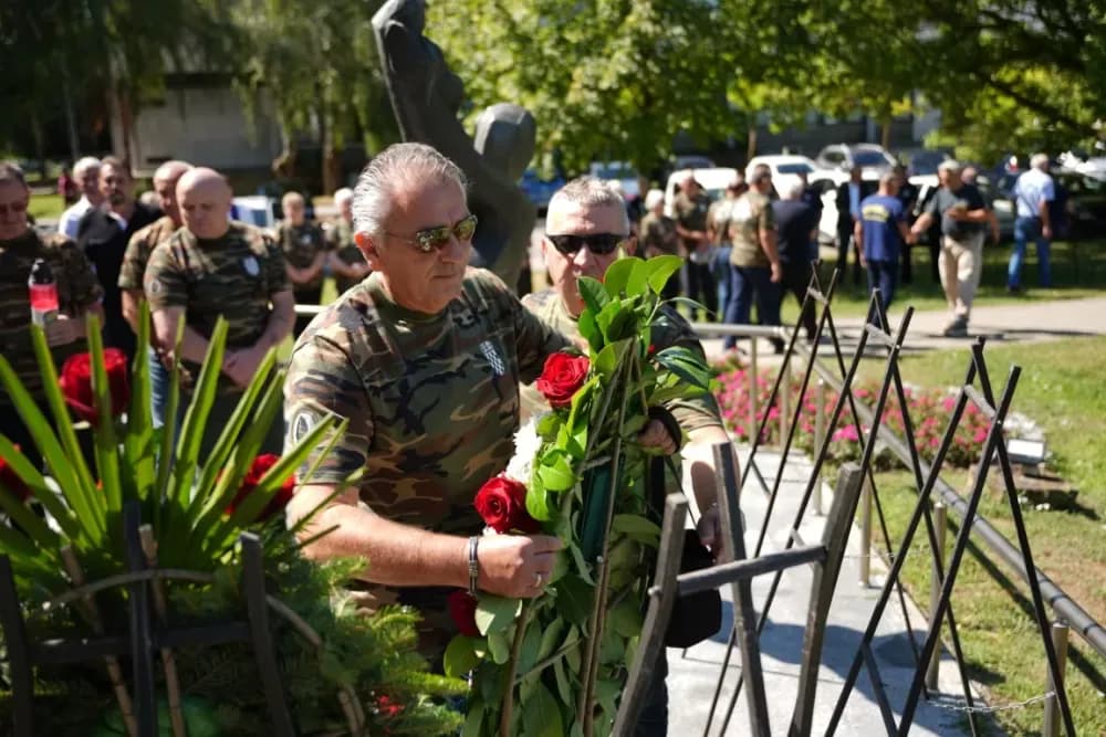 Uz čitanje imena čija se nalaze na Spomeniku odana počast za sve poginule i pale branitelje