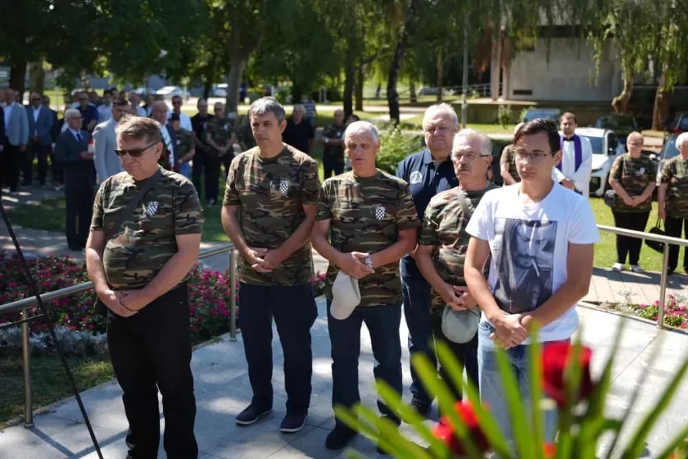 Uz čitanje imena čija se nalaze na Spomeniku odana počast za sve poginule i pale branitelje