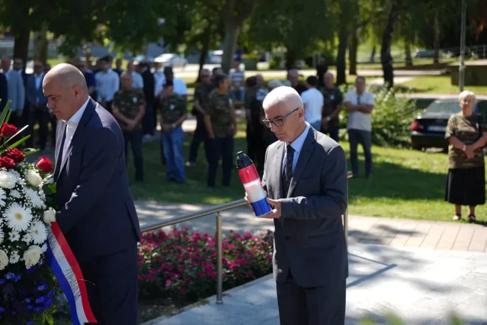 Uz čitanje imena čija se nalaze na Spomeniku odana počast za sve poginule i pale branitelje