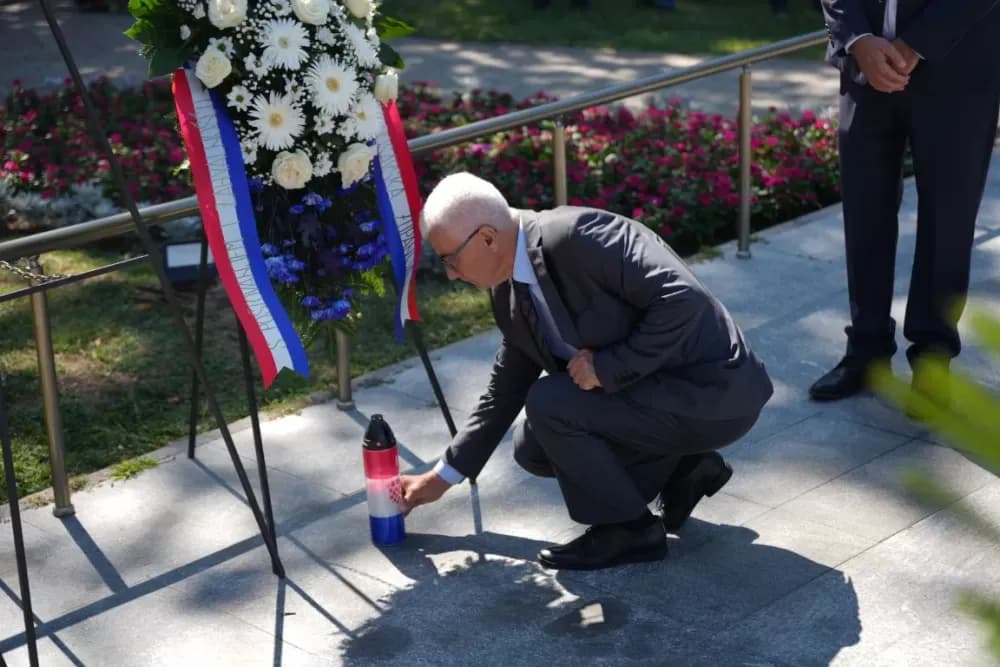 Uz čitanje imena čija se nalaze na Spomeniku odana počast za sve poginule i pale branitelje