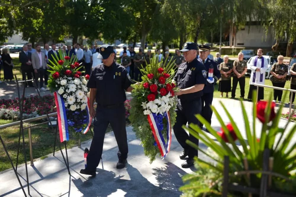 Uz čitanje imena čija se nalaze na Spomeniku odana počast za sve poginule i pale branitelje