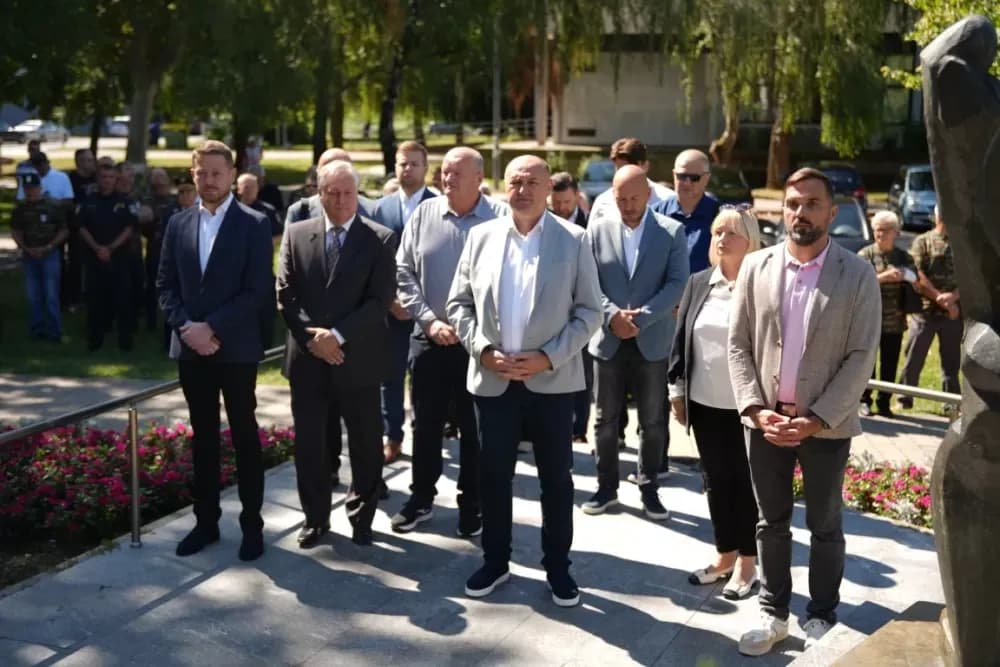 Uz čitanje imena čija se nalaze na Spomeniku odana počast za sve poginule i pale branitelje