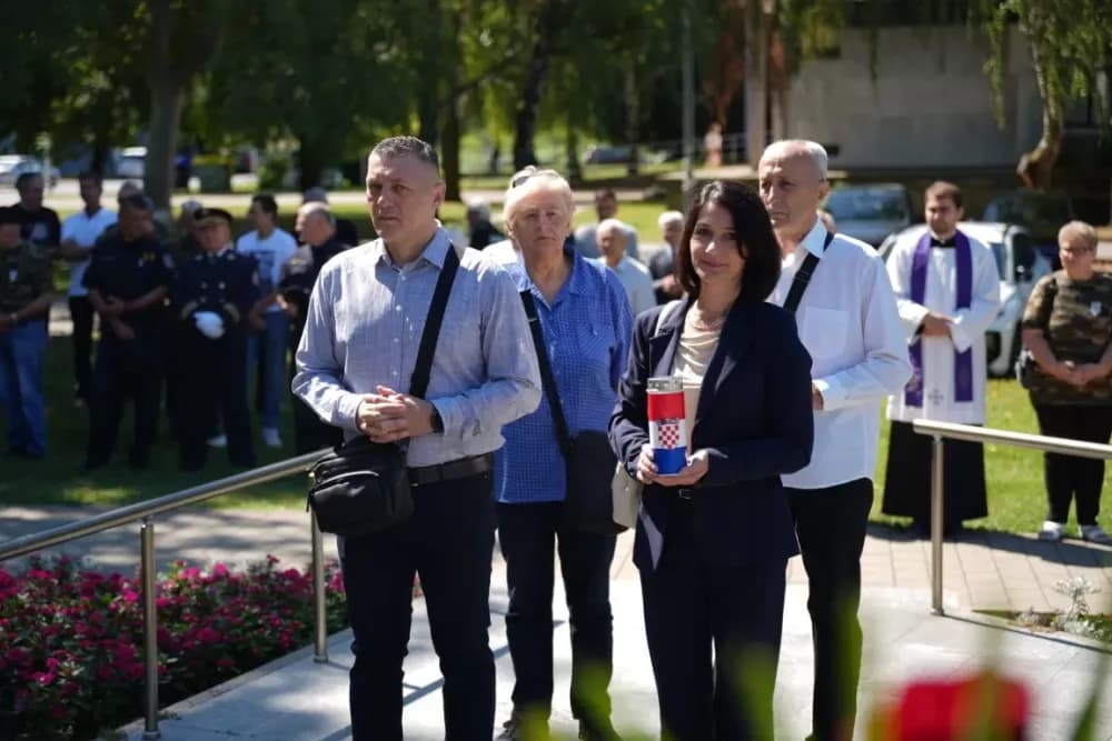 Uz čitanje imena čija se nalaze na Spomeniku odana počast za sve poginule i pale branitelje