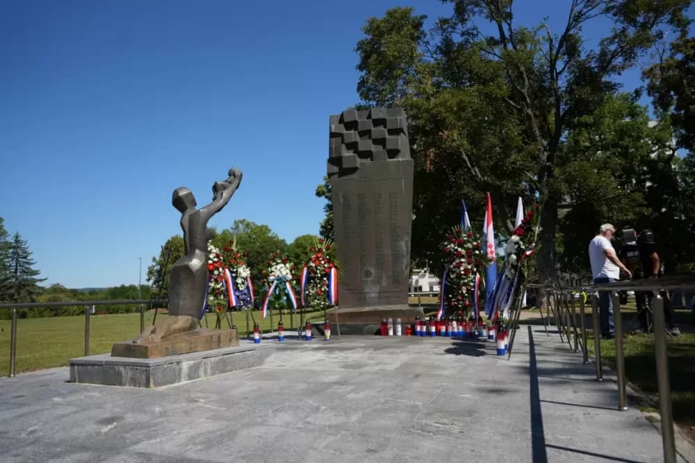 Uz čitanje imena čija se nalaze na Spomeniku odana počast za sve poginule i pale branitelje