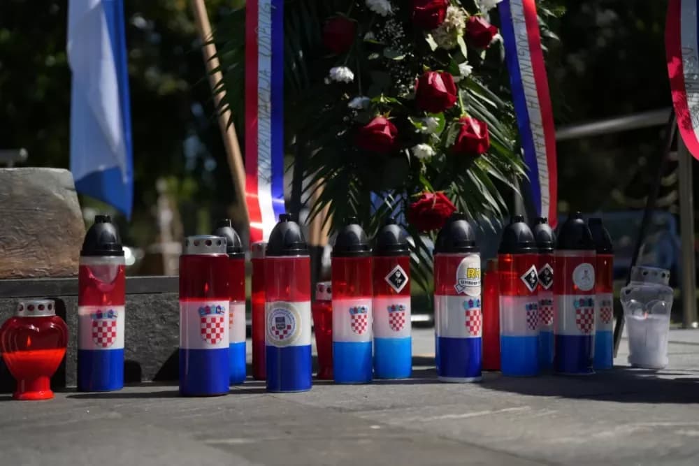Uz čitanje imena čija se nalaze na Spomeniku odana počast za sve poginule i pale branitelje