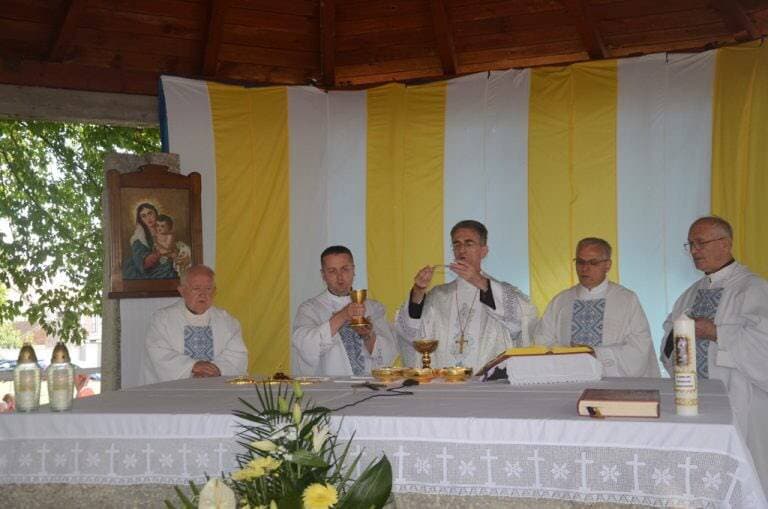 Nizale su se pjesme i napjevi, plesalo se i igralo na 29. Bekteškim susretima