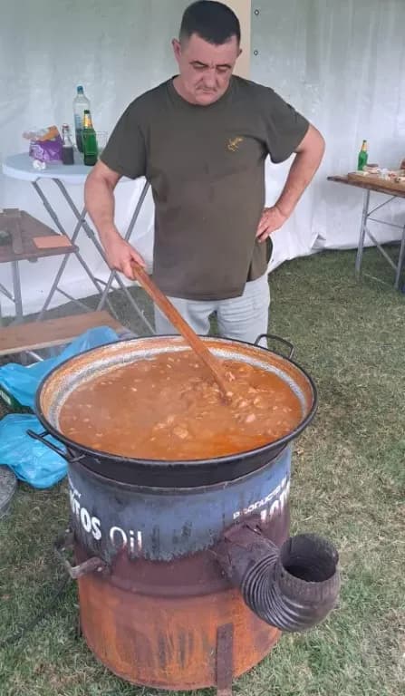 Slatinjanke iz Donjeg Slatnika skuhale najbolji čobanac u Tomici: „Uz sve što treba stavile smo u čobanac i obilje ljubavi“