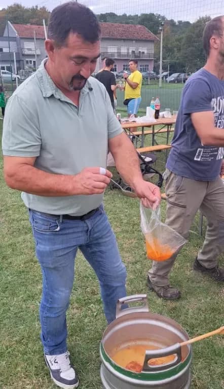 Slatinjanke iz Donjeg Slatnika skuhale najbolji čobanac u Tomici: „Uz sve što treba stavile smo u čobanac i obilje ljubavi“