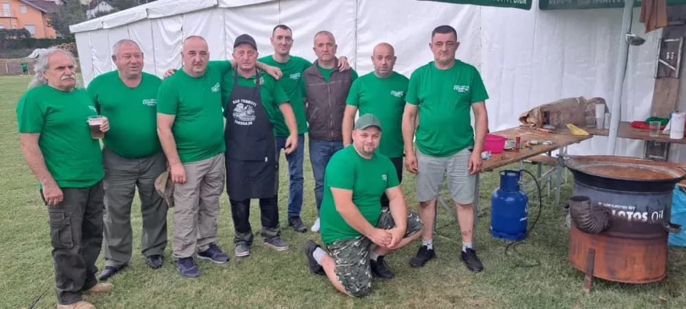 Slatinjanke iz Donjeg Slatnika skuhale najbolji čobanac u Tomici: „Uz sve što treba stavile smo u čobanac i obilje ljubavi“