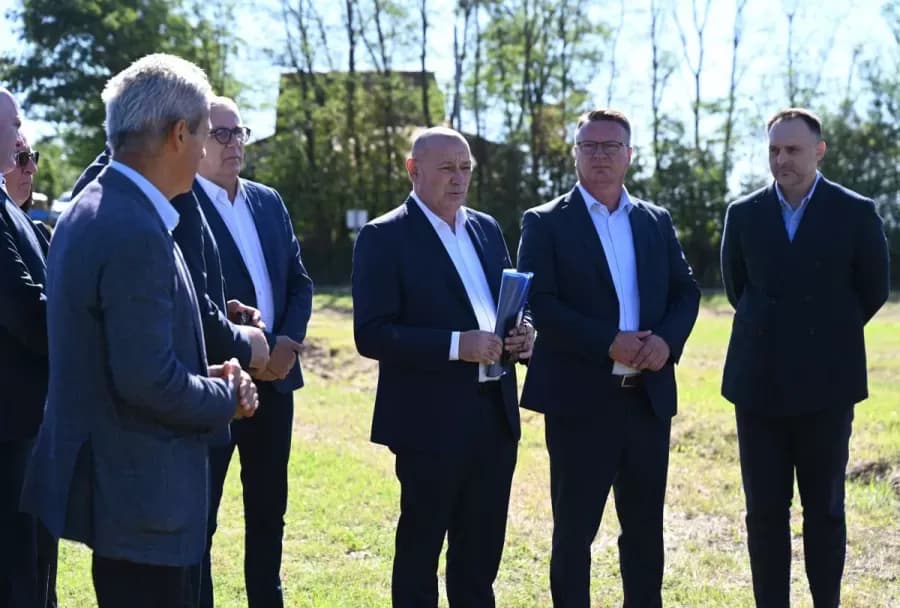 Potpredsjednik Vlade RH i ministar hrvatskih branitelja Tomo Medved u radnom posjetu Brodsko-posavskoj županiji: Obišao lokaciju budućeg braniteljskog centra