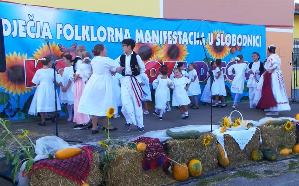 (FOTOGALERIJA) 2. Dječja folklorna manifestacija:  Mladi čuvari tradicije ponosno predstavljali tradiciju svoga kraja