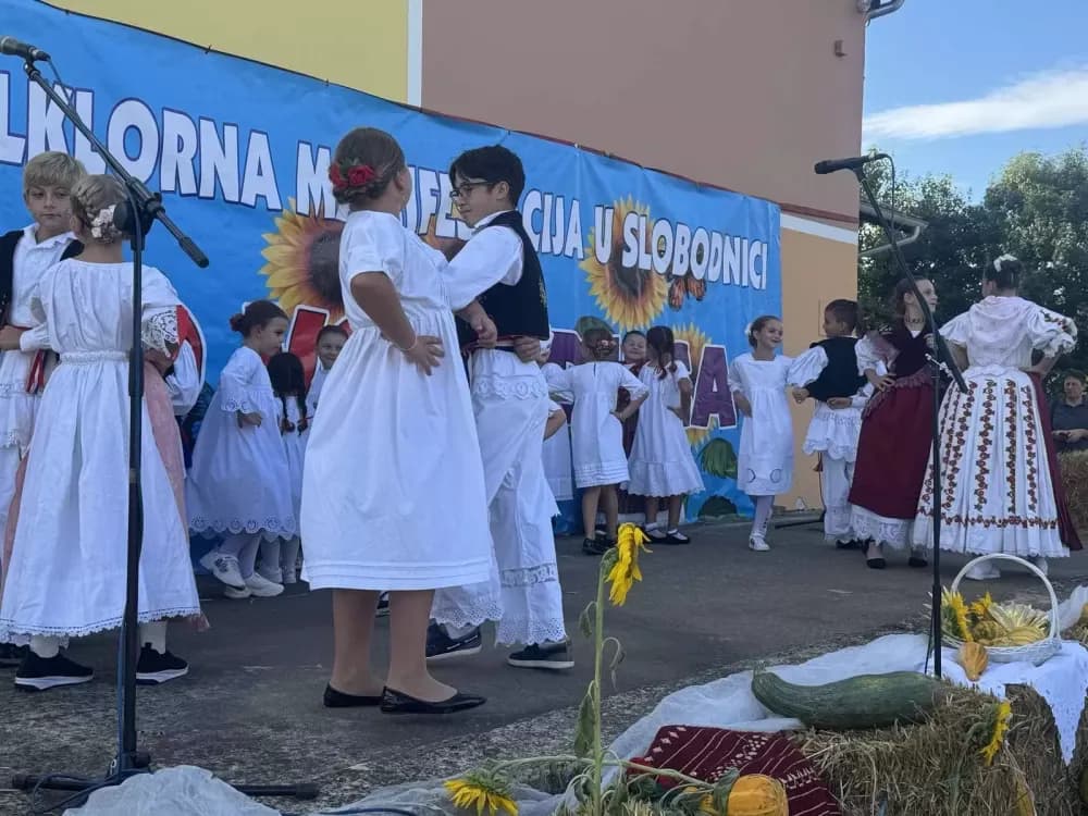 (FOTOGALERIJA) 2. Dječja folklorna manifestacija:  Mladi čuvari tradicije ponosno predstavljali tradiciju svoga kraja
