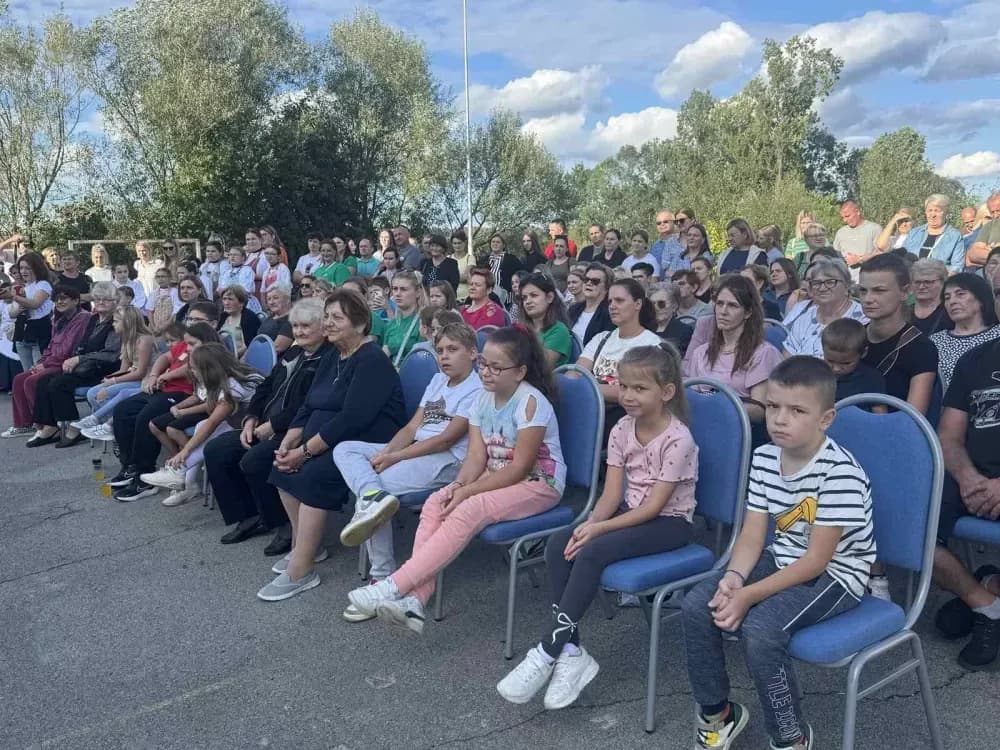 (FOTOGALERIJA) 2. Dječja folklorna manifestacija:  Mladi čuvari tradicije ponosno predstavljali tradiciju svoga kraja