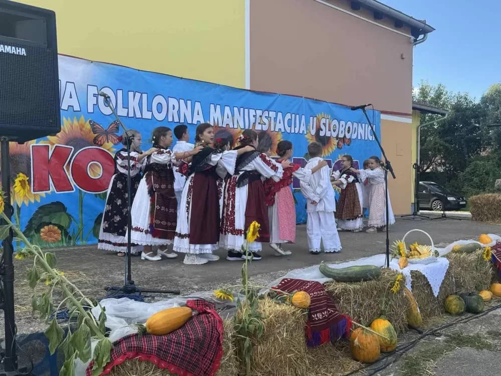 (FOTOGALERIJA) 2. Dječja folklorna manifestacija:  Mladi čuvari tradicije ponosno predstavljali tradiciju svoga kraja