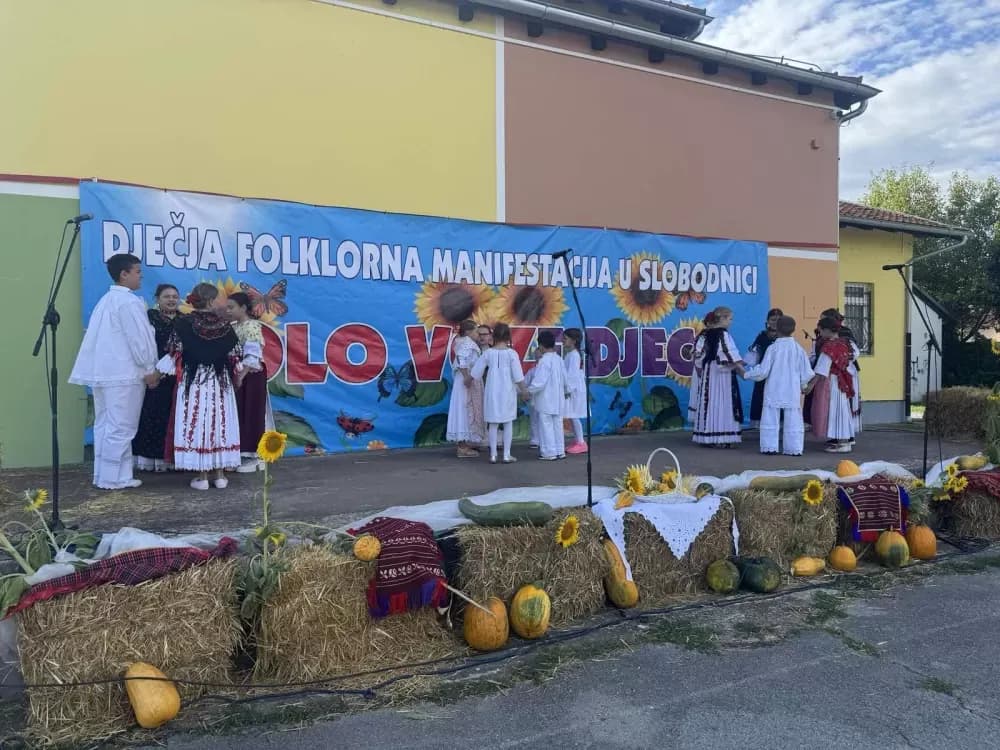 (FOTOGALERIJA) 2. Dječja folklorna manifestacija:  Mladi čuvari tradicije ponosno predstavljali tradiciju svoga kraja