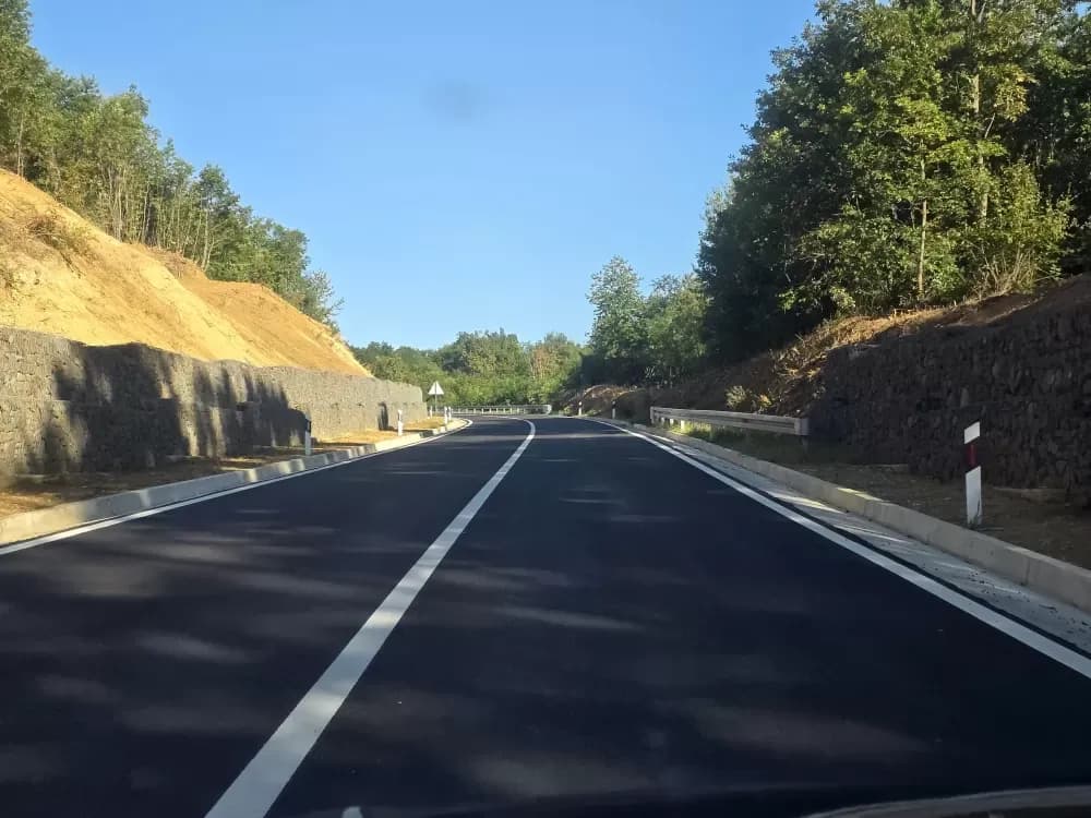 Radovi na rekonsgtukciji prometnice nako 2,5 godine završeni: Srediniom rujna otvara se cesta Rešetari – Baćin dol