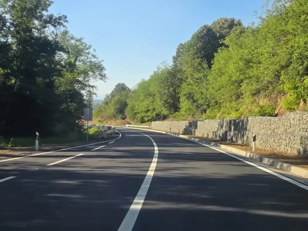 Radovi na rekonsgtukciji prometnice nako 2,5 godine završeni: Srediniom rujna otvara se cesta Rešetari – Baćin dol