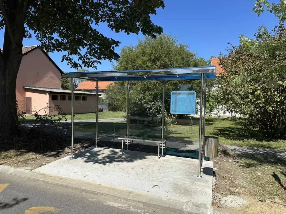 U tijeku ugradnja novih autobusnih nadstrešnica u Slavonskom Brodu