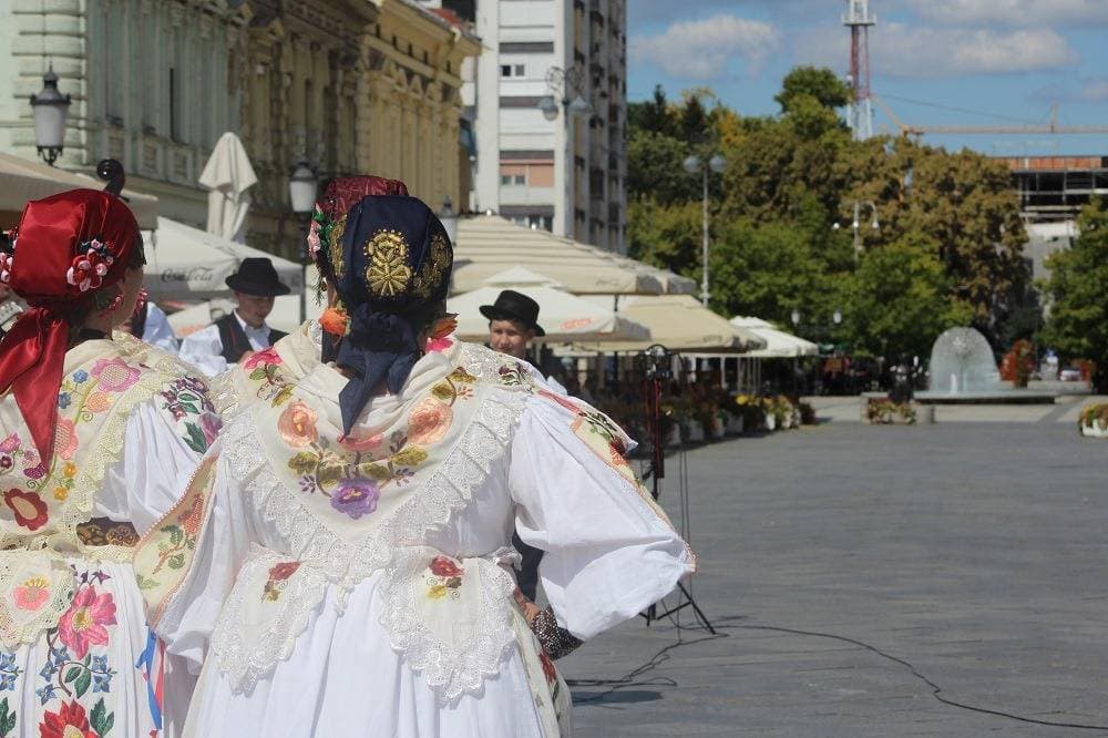 Za najgizdaviju Šokicu izabrana Angela Butorac iz Starih Mikanovaca, prvu pratilju Eva Svjetličić iz Jakšića, a drugu Veronika Mataić iz Starog Topolja