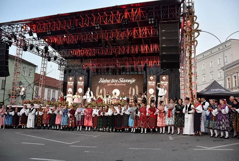 Veronika Mataić iz Starog Topolja izabrana za drugu pratilju najgizdavije Šokice u Požegi