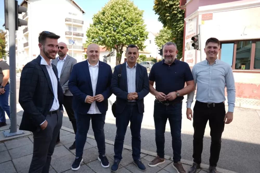 Mladi brodsko-posavski općinski načelnici i među njima jedan malo stariji na proslavi Dana grada Kutjeva