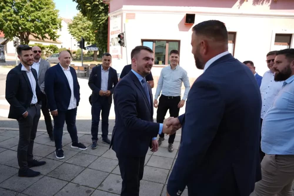Mladi brodsko-posavski općinski načelnici i među njima jedan malo stariji na proslavi Dana grada Kutjeva