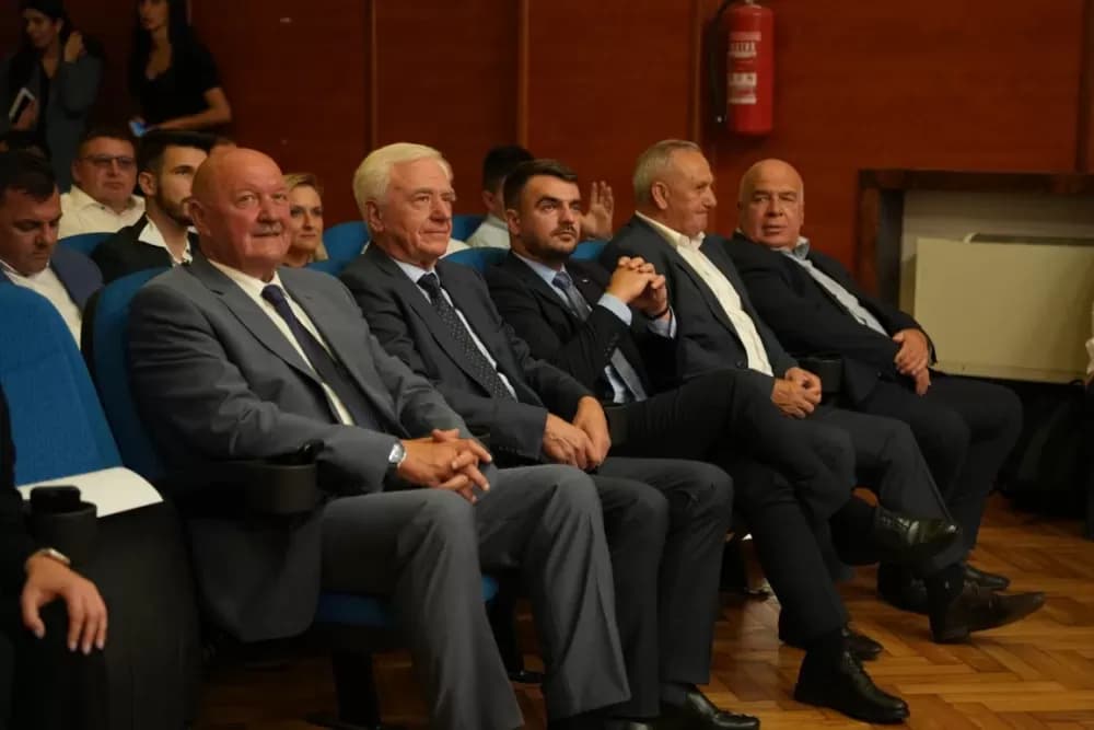 Mladi brodsko-posavski općinski načelnici i među njima jedan malo stariji na proslavi Dana grada Kutjeva