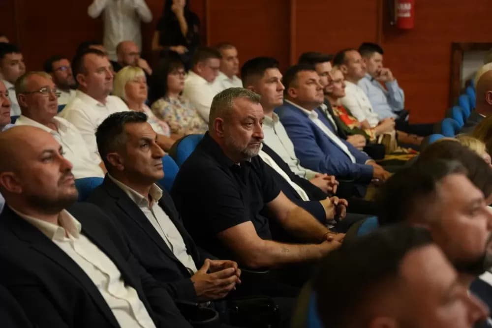 Mladi brodsko-posavski općinski načelnici i među njima jedan malo stariji na proslavi Dana grada Kutjeva