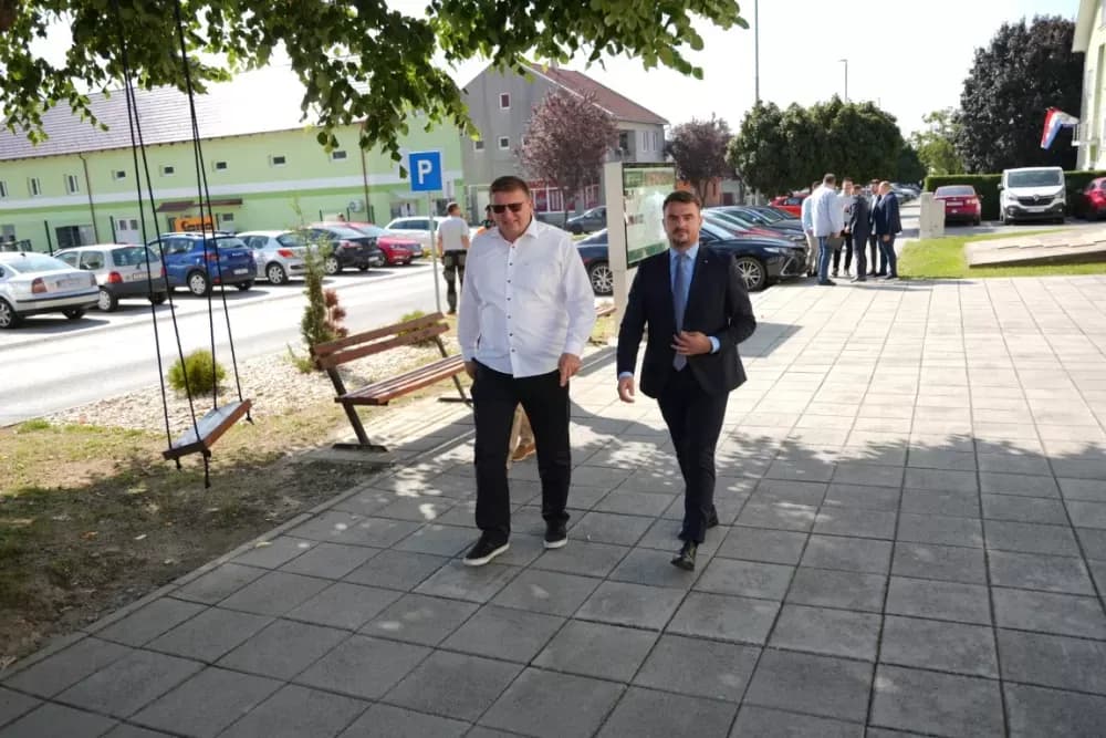 Mladi brodsko-posavski općinski načelnici i među njima jedan malo stariji na proslavi Dana grada Kutjeva