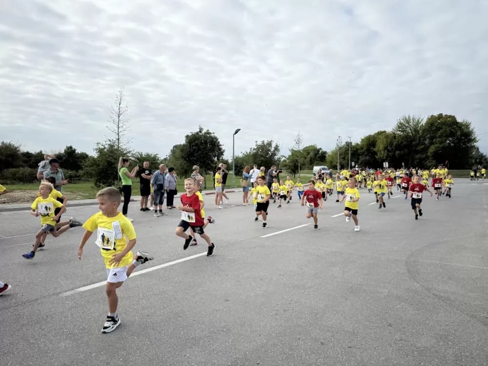 (FOTOGALERIJA) Donacijska utrka ʼZnanjem i prevencijom do zdravljaʼ okupila Brođane svih generacija