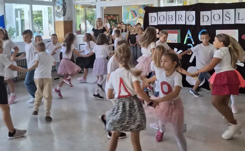 [FOTOGALERIJA] Svečanim priredbama obilježen prvi dan škole u Slavonskom Brodu