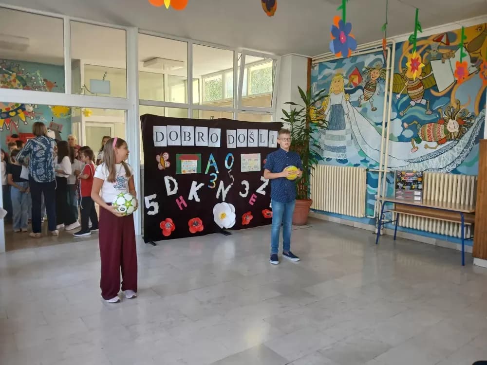 [FOTOGALERIJA] Svečanim priredbama obilježen prvi dan škole u Slavonskom Brodu