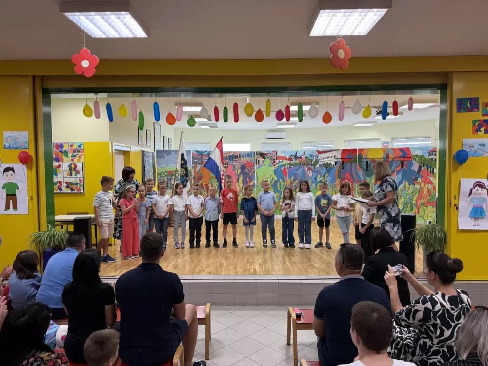 [FOTOGALERIJA] Svečanim priredbama obilježen prvi dan škole u Slavonskom Brodu