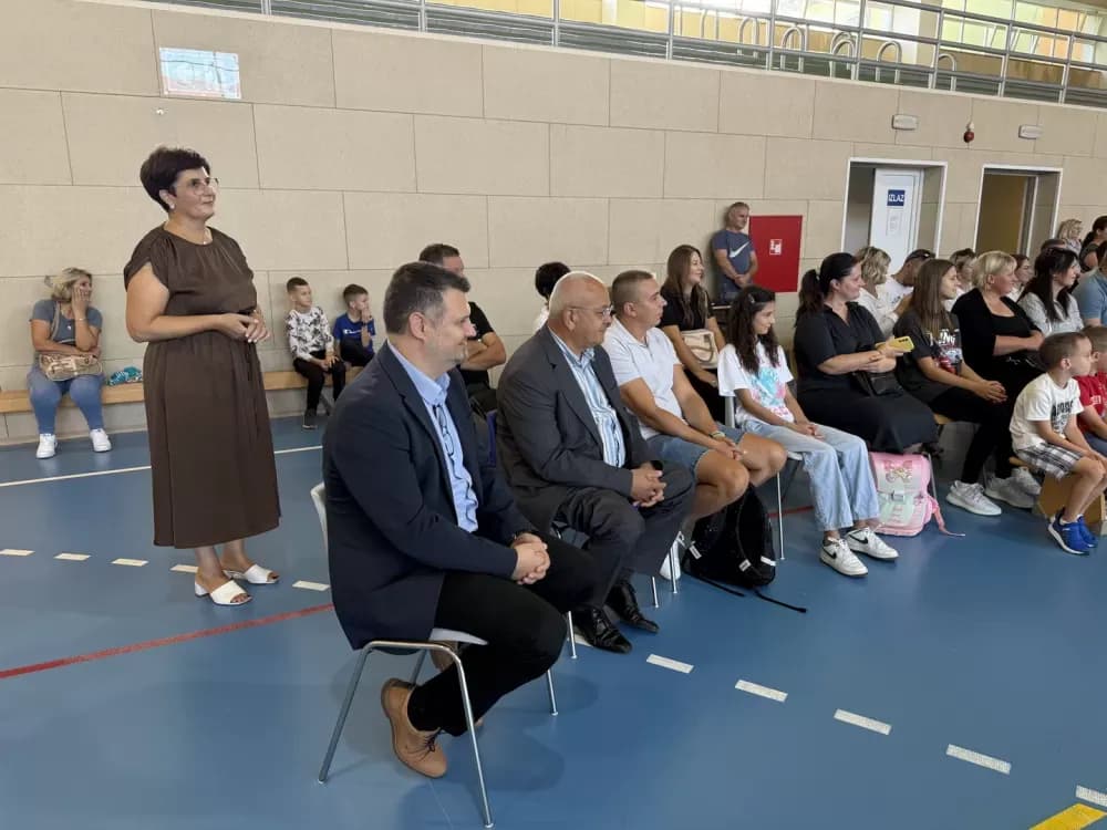[FOTOGALERIJA] Svečanim priredbama obilježen prvi dan škole u Slavonskom Brodu