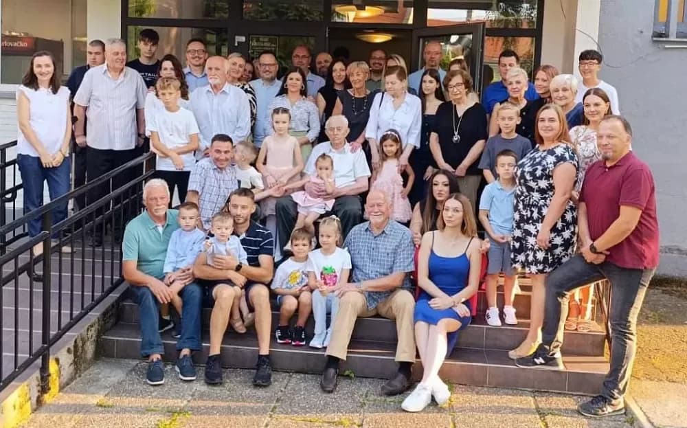 DOŽIVJETI STOTU – Mato Kudrić iz Ruščice proslavio stoti rođendan!U okruženju svoje obitelji i najbližih, stoti rođendan proslavio je Mato Kudrić iz Ruščice! Petero djece, 10 unučadi i čak 19-ero prau