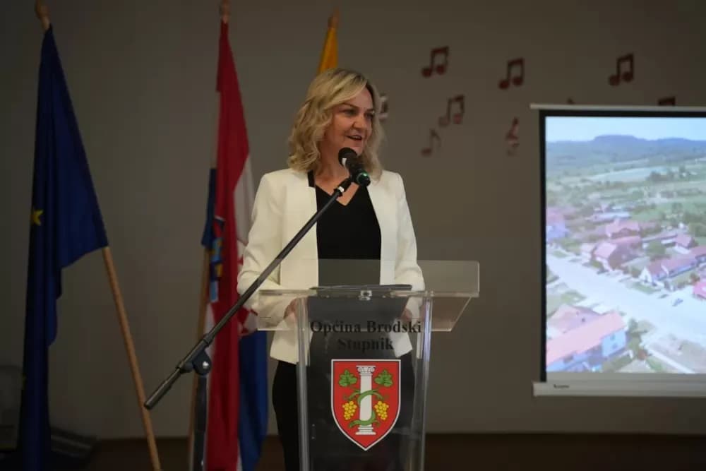 (FOTOGALERIJA) Proslavljen Dana općine Brodski Stupnik uz euharistijsko slavlje, polaganje vijenaca u čast poginulih branitelja i Svečanu sjednicu Općinskog vijeća