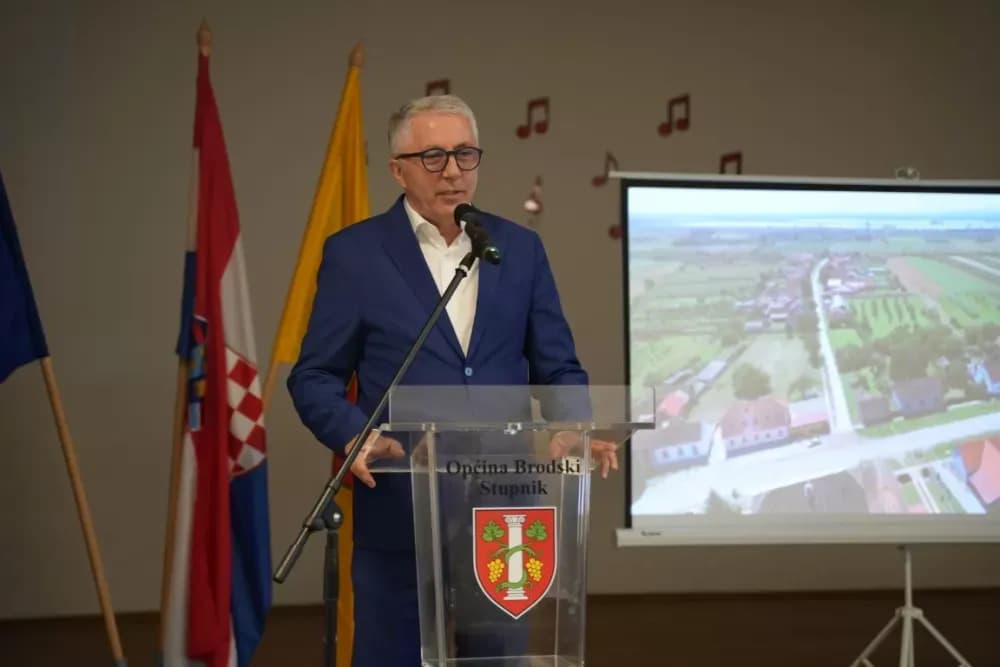 (FOTOGALERIJA) Proslavljen Dana općine Brodski Stupnik uz euharistijsko slavlje, polaganje vijenaca u čast poginulih branitelja i Svečanu sjednicu Općinskog vijeća