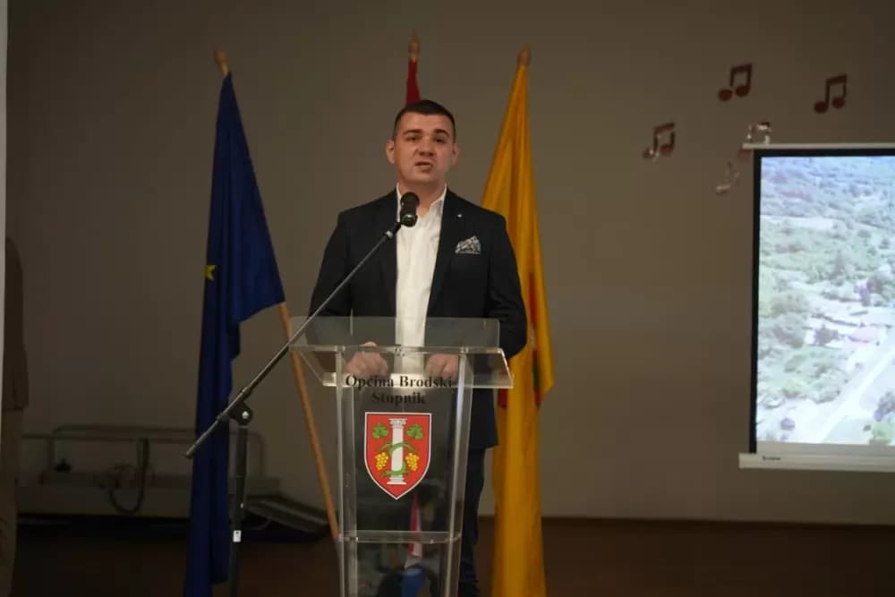 (FOTOGALERIJA) Proslavljen Dana općine Brodski Stupnik uz euharistijsko slavlje, polaganje vijenaca u čast poginulih branitelja i Svečanu sjednicu Općinskog vijeća