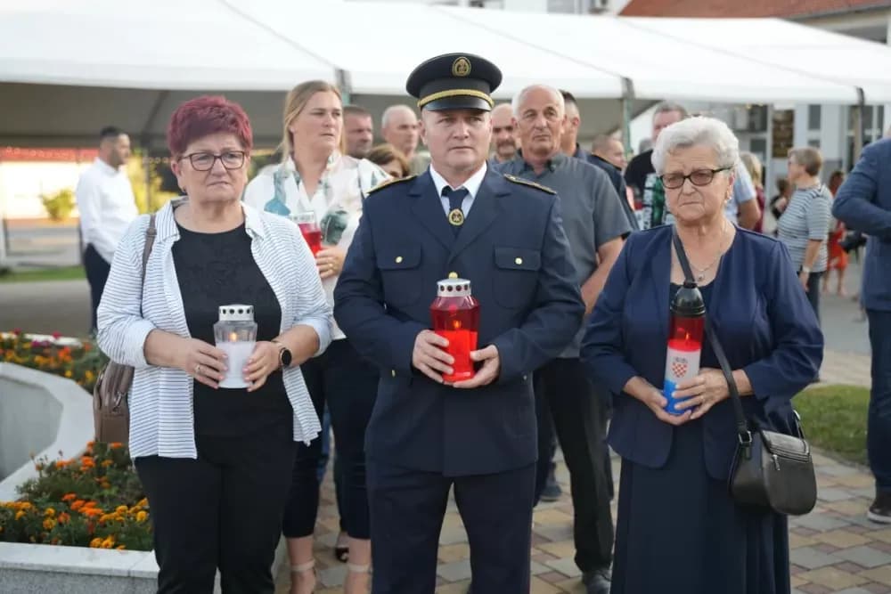 (FOTOGALERIJA) Proslavljen Dana općine Brodski Stupnik uz euharistijsko slavlje, polaganje vijenaca u čast poginulih branitelja i Svečanu sjednicu Općinskog vijeća