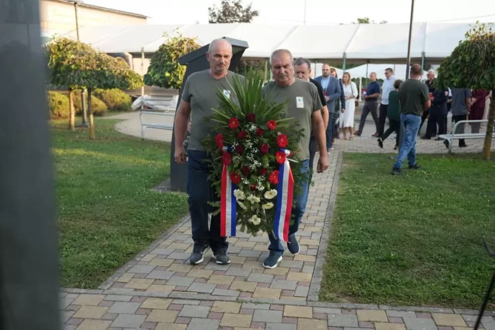 (FOTOGALERIJA) Proslavljen Dana općine Brodski Stupnik uz euharistijsko slavlje, polaganje vijenaca u čast poginulih branitelja i Svečanu sjednicu Općinskog vijeća