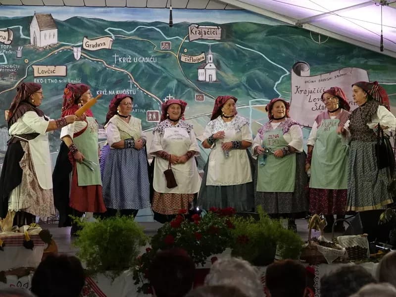 Snaše spretnim nogama gazile grožđe: Manifestacija koja gotovo četiri desetljeća uspješno spaja kulturu, tradiciju, enologiju i gastronomiju