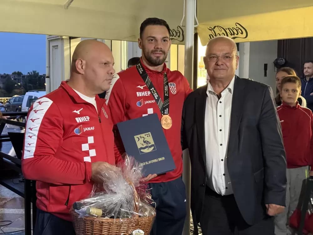 Slavonski Brod s ponosom dočekao svjetskog brončanog boksača Gabrijela Veočića