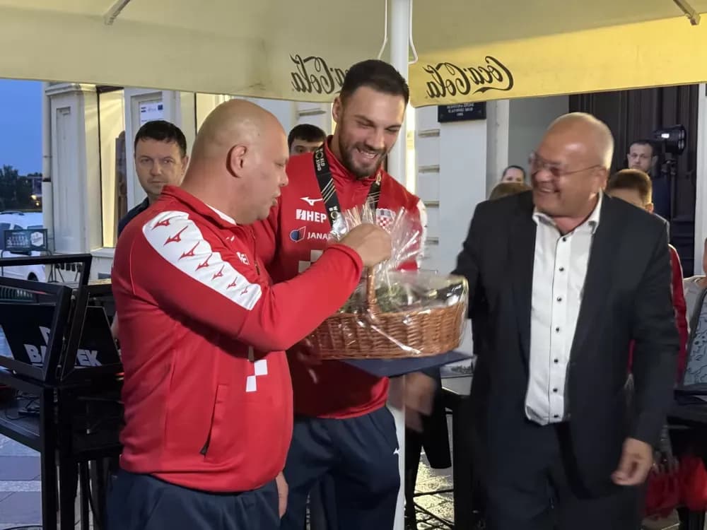 Slavonski Brod s ponosom dočekao svjetskog brončanog boksača Gabrijela Veočića
